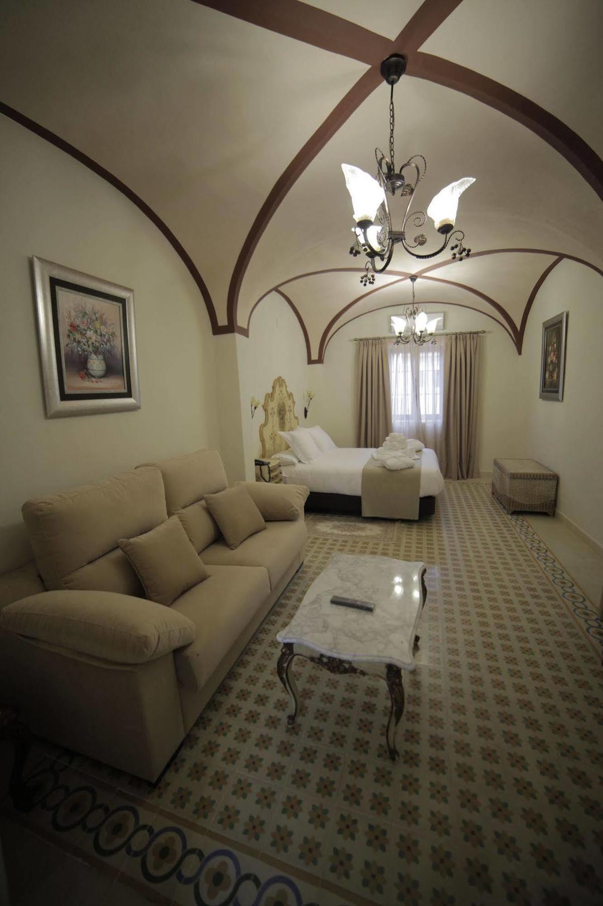 Hotel La Giralda Burguillos Del Cerro Luaran gambar