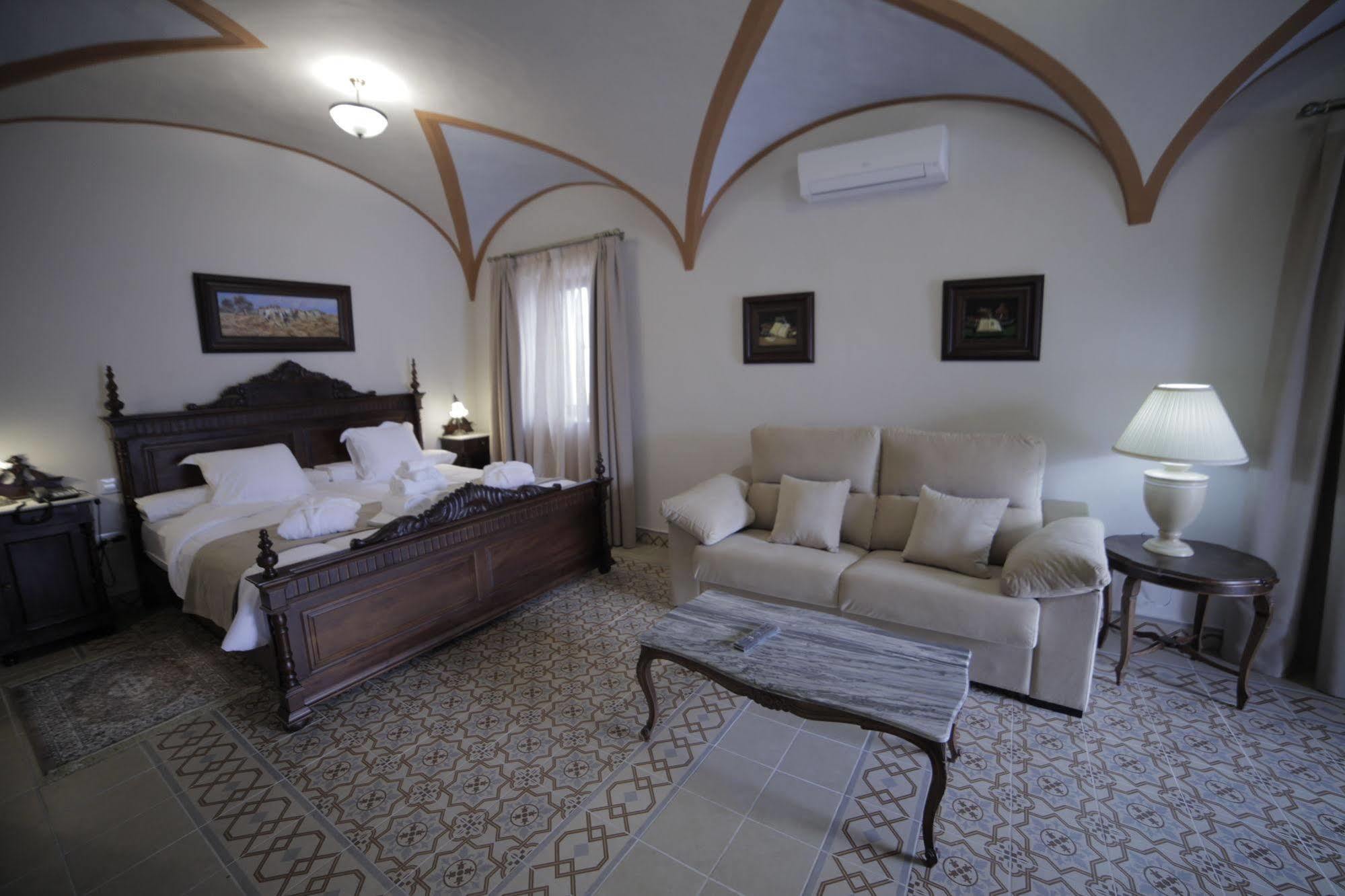 Hotel La Giralda Burguillos Del Cerro Luaran gambar