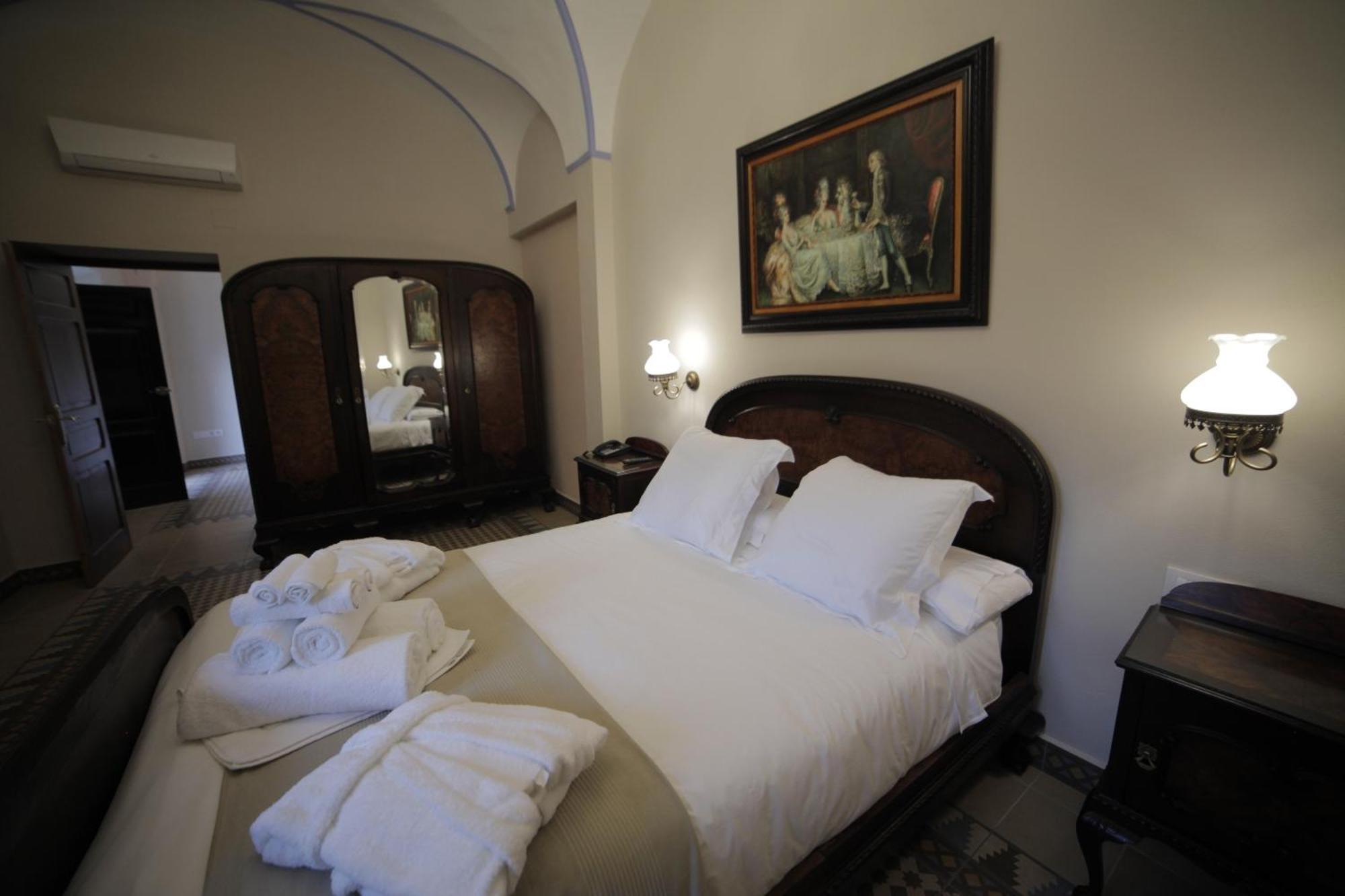 Hotel La Giralda Burguillos Del Cerro Luaran gambar