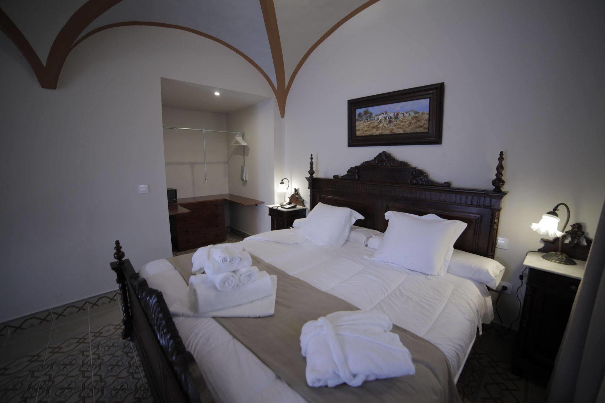 Hotel La Giralda Burguillos Del Cerro Luaran gambar